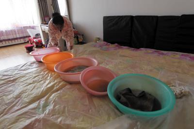 康定楼上漏水，住户失联，小区没物管，业主维权难！律师来支招……